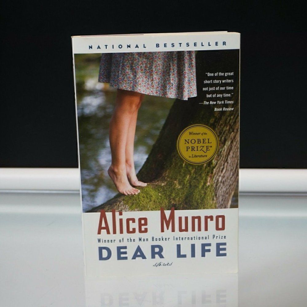 Dear Life: Stories By Alice Munro 2012 Vintage International